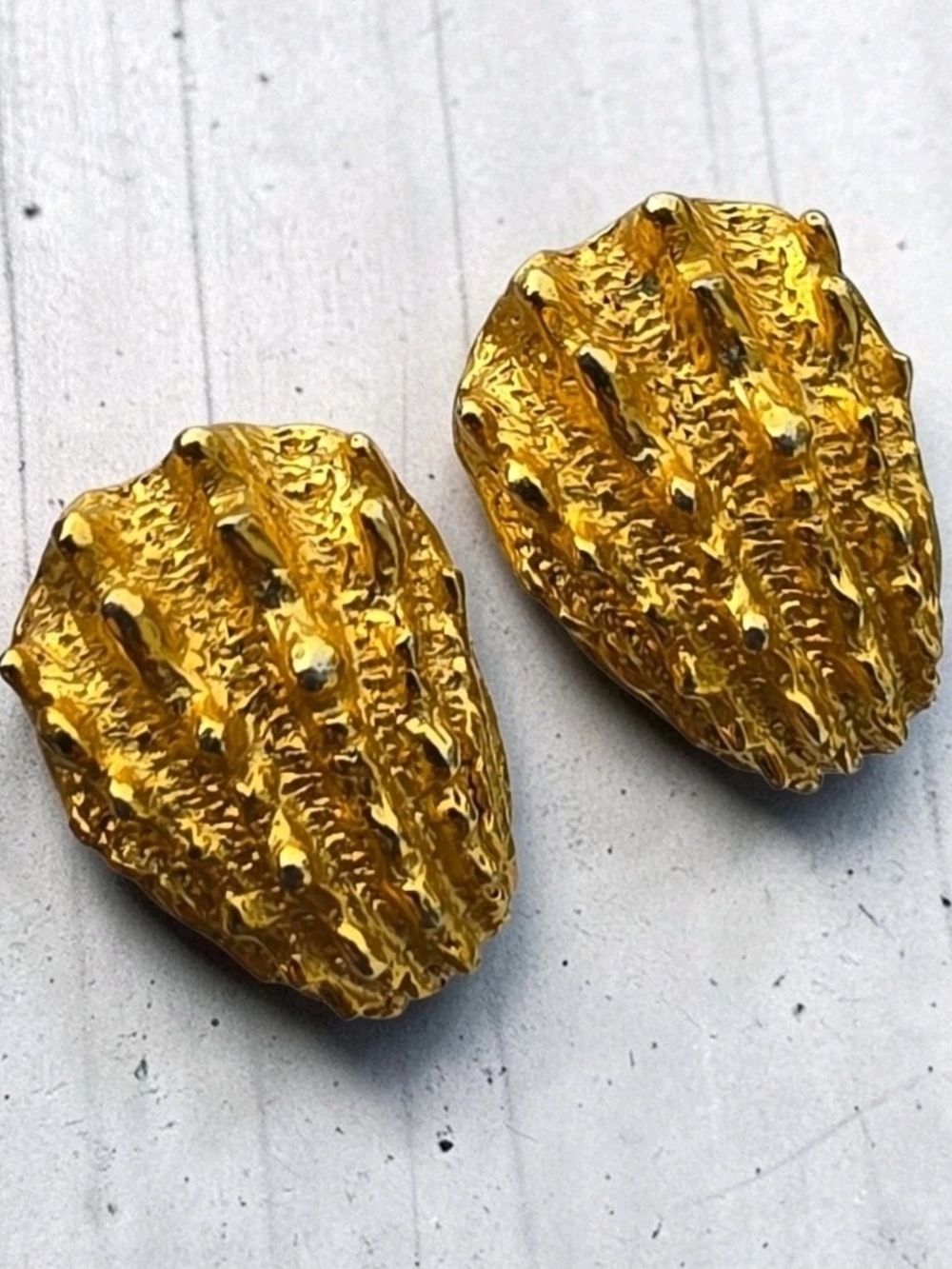 Vintage Signed Castlecliff Textured Sea Shell Clip On Statement Earrings